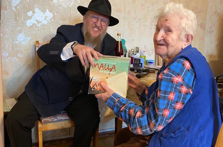 חלוקת מצות בבית אבות על ידי השליח הרב אברהם ליבשיץ יחד עם בנו צביקי, בבית חב