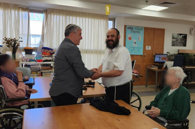 ראש העיר קריית מלאכי ללו זוהר שהגיע בערב פסח לבית אבות 'רחל ליצק 'בערוגות לאחל פסח כשר ושמח לתושבי קרית מלאכי, הופתע לגלות את הרב שבתי וינטרוב בפעילות לשמח את הדיירים הוותיקים