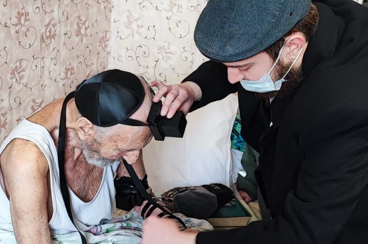 אף פעם לא מאוחר: הת' יענקל'ה פרידקיס במבצעים בעיר פטרבורג, פגש יהודי 'קרקפתא' בן 98! מרגש