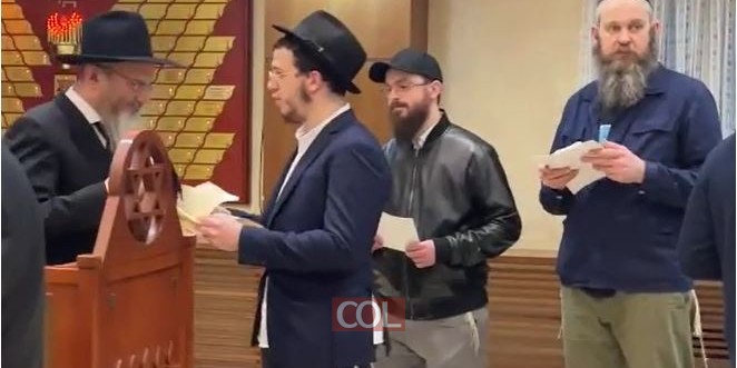 יהודי מוסקבה מוכרים את החמץ באמצעות השליח והרב הראשי הרב בערל לאזאר, בהיכל בית הכנסת המרכזי מארינה רושצ'ה. צפו: