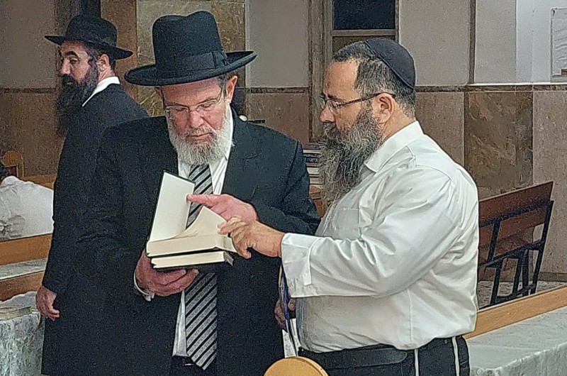 רבה של נתניה הרב קלמן בר מתקבל בבית הכנסת 'בית מנחם', אחרי שנשא דברים בכינוס תורה בבית אגו