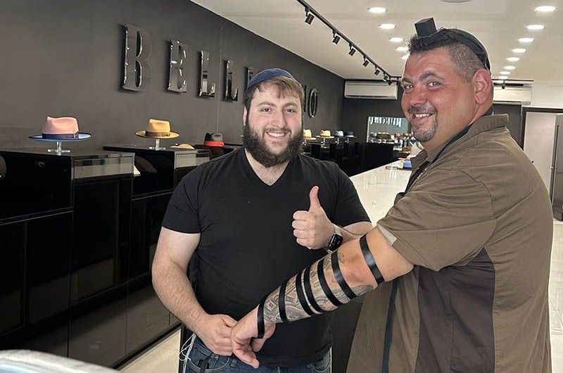 הבעלים של חנות הכובעים בליסימו בקראון הייטס ר' יוסי חיו פגש באחד מנהגי המשלוחים חברת UPS וכששמע שהוא יהודי, הפשיל את שרוולו והניח לו תפילין