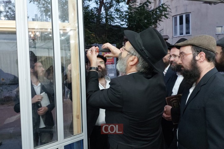 הרב זלמן רודרמן בקביעת מזוזה בבית הכנסת 