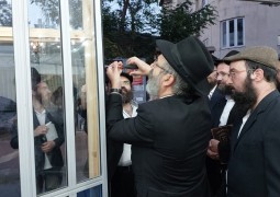 הרב זלמן רודרמן בקביעת מזוזה בבית הכנסת 