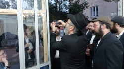 הרב זלמן רודרמן בקביעת מזוזה בבית הכנסת הרב זלמן רודרמן בקביעת מזוזה בבית הכנסת