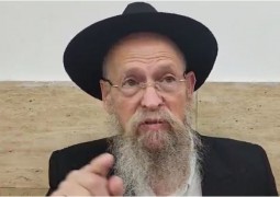 הרב שמעון זוננפלד, מסביר מדוע אוכלים מאכלי חלב בחג השבועות? הרעיון נמסר בסיום שיעור הדף היומי של הרב בצלאל מזרחי בנחל'ה. צפו: