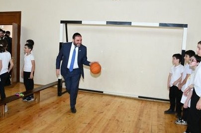 בשביל הבריאות: משה ארבל - שר הפנים והבריאות השוהה באזרבייג'ן במסגרת ביקור מדיני, משחק כדורסל עם תלמידי ביה