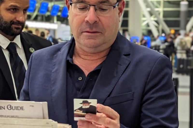 שר המדע והטכנולוגיה אופיר אקוניס, עצר בדרכו ארצה בעמדת חב״ד בשדה התעופה הבין-לאומי ע״ש קנדי, ורכש אותיות בספר התורה של ילדי ישראל עבורו ועבור בני ביתו