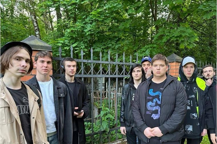 מניין תלמידים מהאוניברסיטה העברית במוסקבה, נסעו ואמרו קדיש על קברו של הרב ישעיהו משולם זוסיא שובּ דער 