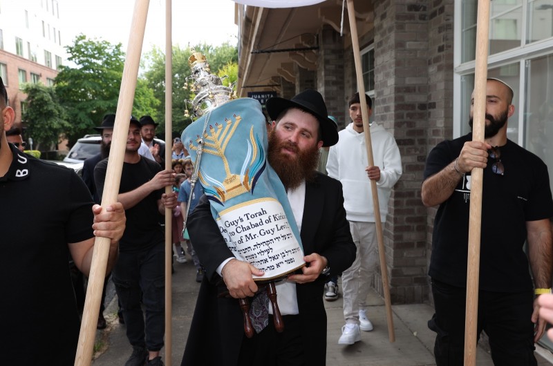 וושינגטון: יהודי העיר קירקלנד חגגו בהכנסת ספר תורה חדש