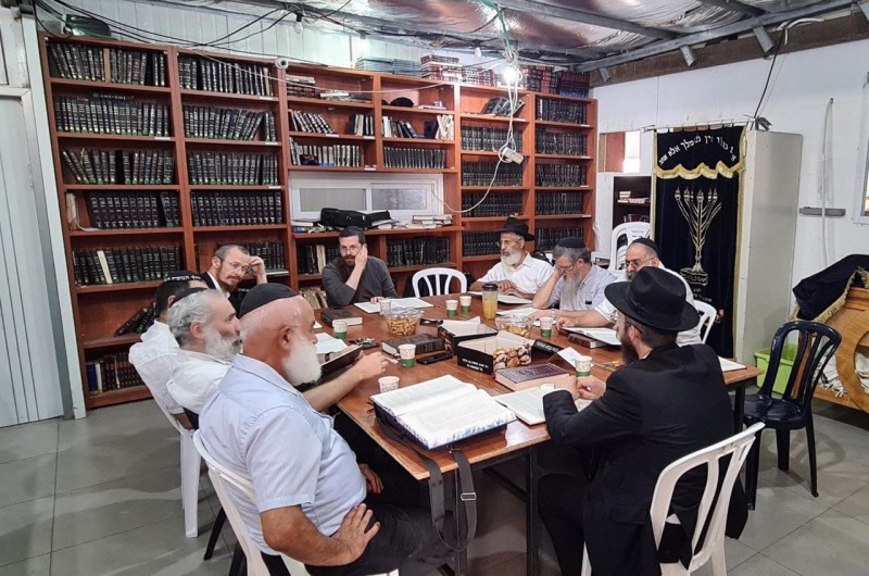 הרב אליעזר זוננפלד במסירת שיעור בגמרא בבית הכנסת דרך מצוותך באלעד במסגרת כולל שנערך במקום בכל יום ראשון