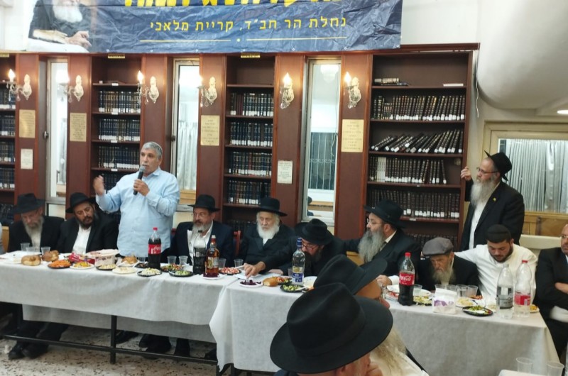 מאות בהתוועדות מיוחדת לרגל ג'  תמוז בבית הכנסת המרכזי בנחלת הר חב