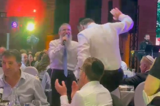 סוחף ומלהיב: פריד בריקוד סוער עם השליח ועם השגריר הישראלי