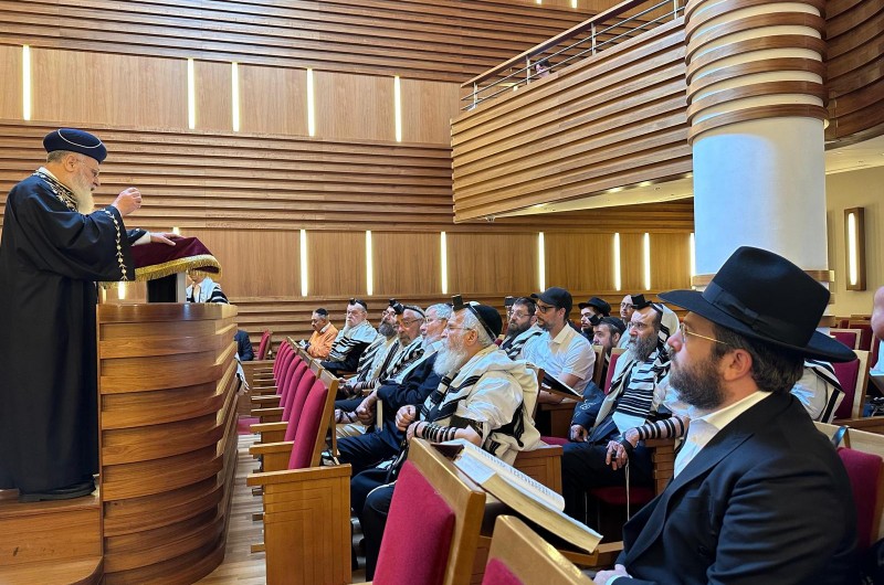 הרב הראשי הראשון לציון, הרב יצחק יוסף במסירת שיעור תורה אחרי תפילת שחרית בבית הכנסת חב