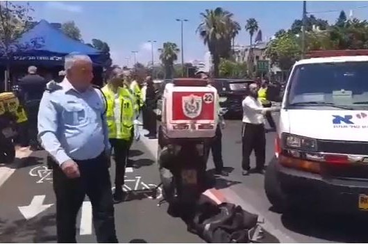 עשרה פצועים בפיגוע דריסה ודקירה בצפון תל אביב