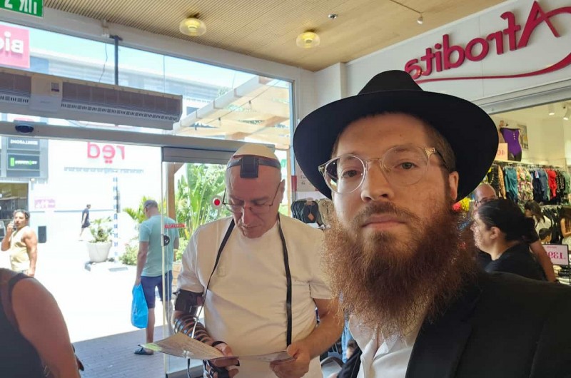 ראש העיר אילת מר אלי לנקרי מניח היום (שישי) תפילין בדוכן חב