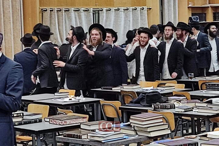 ריקודים ספונטניים בזאל ישיבת 'תומכי תמימים' במגדל העמק, עם הפרסום הערב על השלמת ספר התורה השמיני של ילדי ישראל
