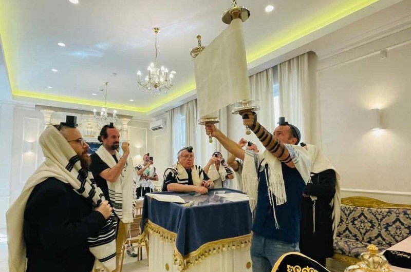 בוקר ראש חודש מנחם-אב: חברי הקהילה היהודית ותיירים בתפילת שחרית בבית חב