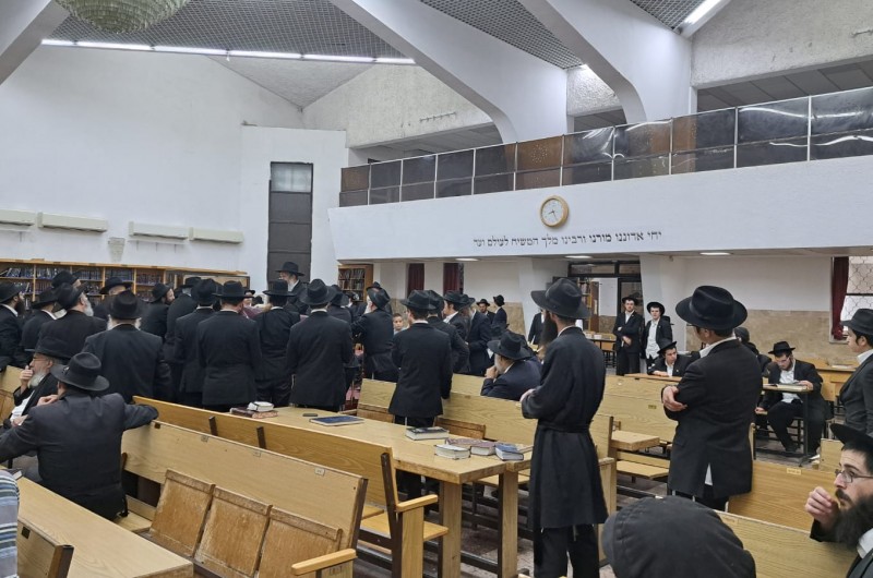 כהוראת הרבי: סיום מסכת לאחר תפילת ערבית בבית הכנסת 'היכל לוי יצחק' בקהילת חב