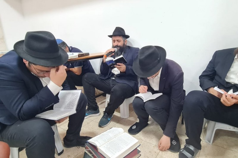אמירת קינות בבית הכנסת לצעירים בשכונת נחלת הר חב