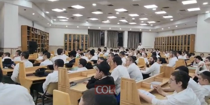 מאות תלמידי ישיבת הקיץ צעירי ליובאוויטש מנגנים את שירו של הרב יצחק מרטון ע