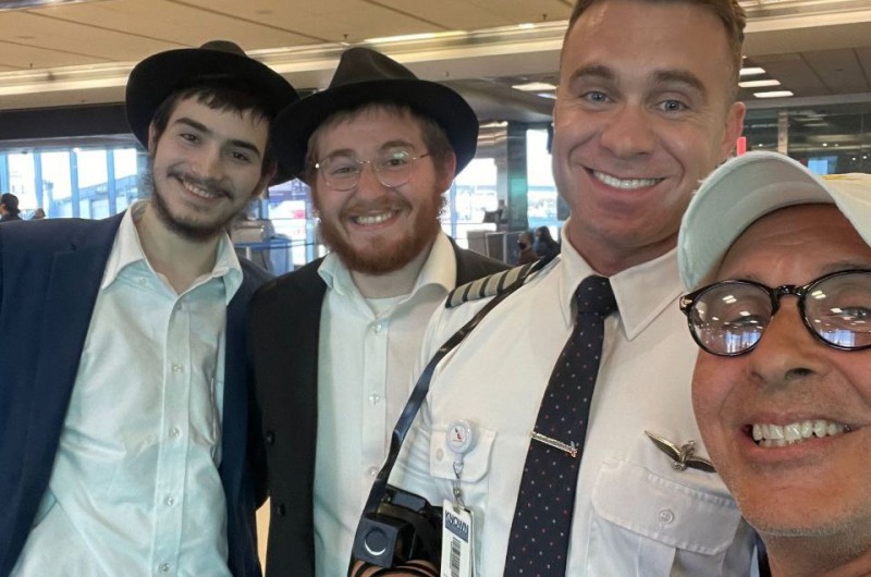 רגע לפני העלייה למטוס: תמימים מטקסס שבדרכם ל'מרכז שליחות' במקסיקו, גילו כי הטייס יהודי והניחו עימו תפילין בשדה התעופה