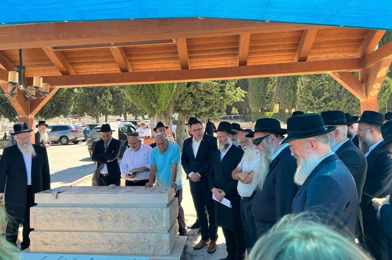 רב העיר, ראש העיר והמשפחה עלו לקבר הרב ביסטריצקי ע