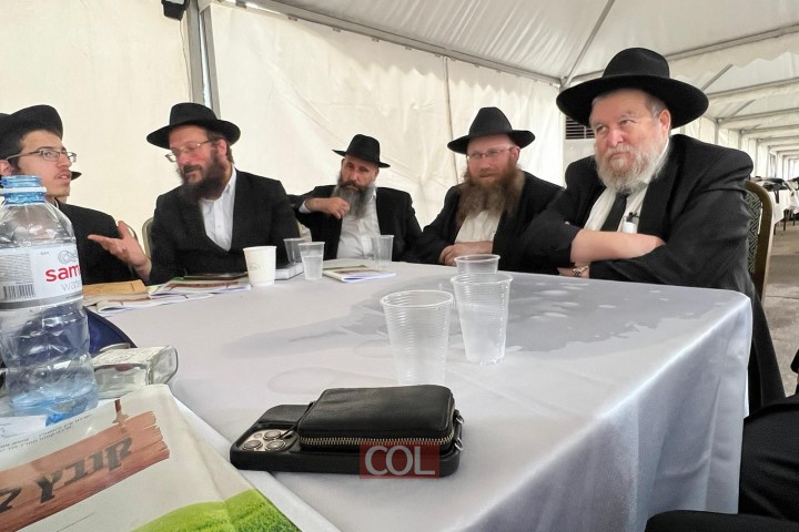 הנגיד ר׳ אבי שאולזון והרב אליעזר ברוד רב היישוב כרמי יוסף, מתוועדים עם התמימים מישיבת תומכי תמימים אור יהודה בטענט שליד ציון רבי לוי יצחק באלמא אטא