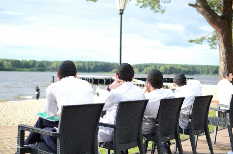 על חוף הנהר: חופשת הישיבה לצעירים ממוסקבה - בעיר ניז'ני