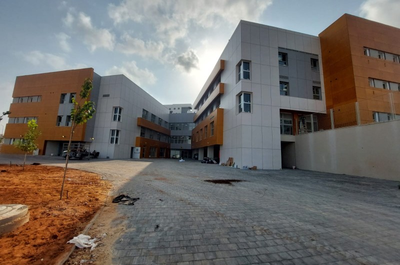 מהניילון: המבנה החדש של בית הספר חב