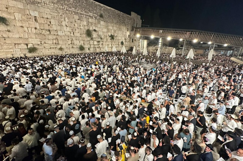 אלפים הגיעו במוצאי השבת אל שריד בית המקדש בירושלים - להשתתף במעמד אמירת סליחות הראשון ברחבת הכותל המערבי. (צילום: הקרן למורשת הכותל)
