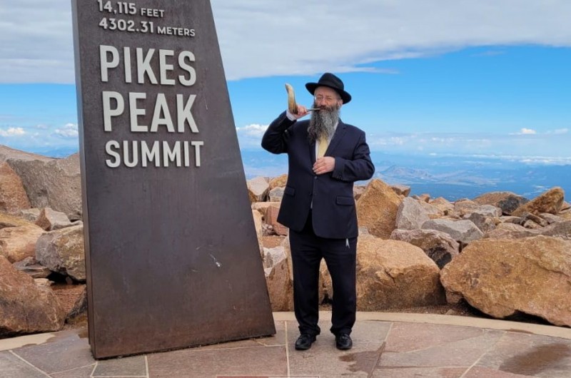 על 'ההר של אמריקה': הרב מוישי ליברוב, משלוחי חב