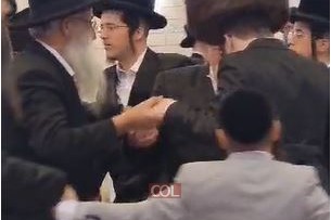 ריקוד 'מצווה טאנץ' של הסבים עם החתן, אמש בחתונת איש התקשורת יששכר בער זלמנוביץ עב