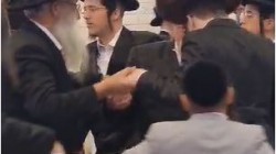 ריקוד 'מצווה טאנץ' של הסבים עם החתן, אמש בחתונת איש התקשורת יששכר בער זלמנוביץ עב