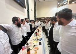 התוועדות 'שאקלדיקערהייט': ריקודים בהתוועדות שלפני סליחות בישיבת חב התוועדות 'שאקלדיקערהייט': ריקודים בהתוועדות שלפני סליחות בישיבת חב