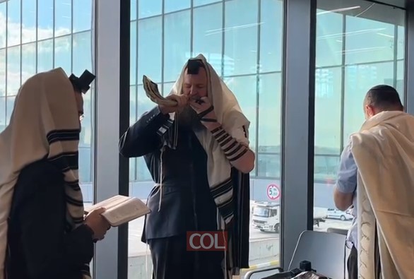 מנהל הקהילה היהודית במוסקבה השליח הרב מרדכי ויסברג, תוקע בשופר בשדה התעופה באיסטנבול, לאחר סליחות ותפילת שחרית, עם חלק מהקבוצה השנתית שנסעה לשבת סליחות אצל הרבי, עם הרב בערל לאזאר 