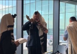 מנהל הקהילה היהודית במוסקבה השליח הרב מרדכי ויסברג, תוקע בשופר בשדה התעופה באיסטנבול, לאחר סליחות ותפילת שחרית, עם חלק מהקבוצה השנתית שנסעה לשבת סליחות אצל הרבי, עם הרב בערל לאזאר מנהל הקהילה היהודית במוסקבה השליח הרב מרדכי ויסברג, תוקע בשופר בשדה התעופה באיסטנבול, לאחר סליחות ותפילת שחרית, עם חלק מהקבוצה השנתית שנסעה לשבת סליחות אצל הרבי, עם הרב בערל לאזאר