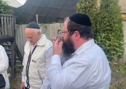 ימים ספורים לפני ראש השנה התקיימה התוועדות וכינוס ה'הקהל' מרגשת עם הקהילה היהודית באומן הנמצאת במחוז צ׳רקס, יחד עם שליח הרבי למחוז צ׳רקאס - הרב דב אקסלרוד ורעייתו ימים ספורים לפני ראש השנה התקיימה התוועדות וכינוס ה'הקהל' מרגשת עם הקהילה היהודית באומן הנמצאת במחוז צ׳רקס, יחד עם שליח הרבי למחוז צ׳רקאס - הרב דב אקסלרוד ורעייתו