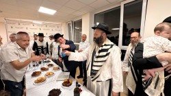 השליח בבירת אוקראינה הרב מרדכי לבנהרץ בהבדלה עם צאת הצום בבית הכנסת בקייב השליח בבירת אוקראינה הרב מרדכי לבנהרץ בהבדלה עם צאת הצום בבית הכנסת בקייב