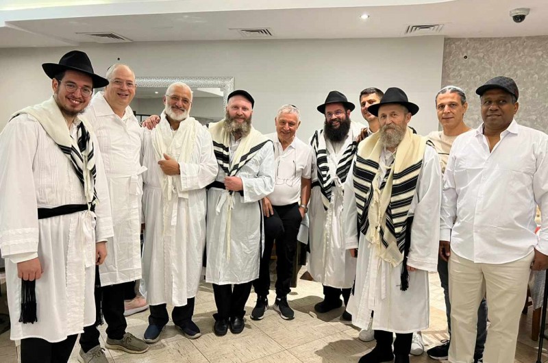 מלאכים בלבן: חלק ממתפללי בית הכנסת חב