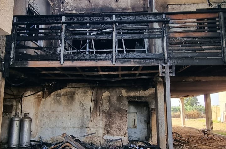 כך זה נראה הבוקר: תוצאות השריפה שפרצה אמש בבניין מגורים בכפר חב