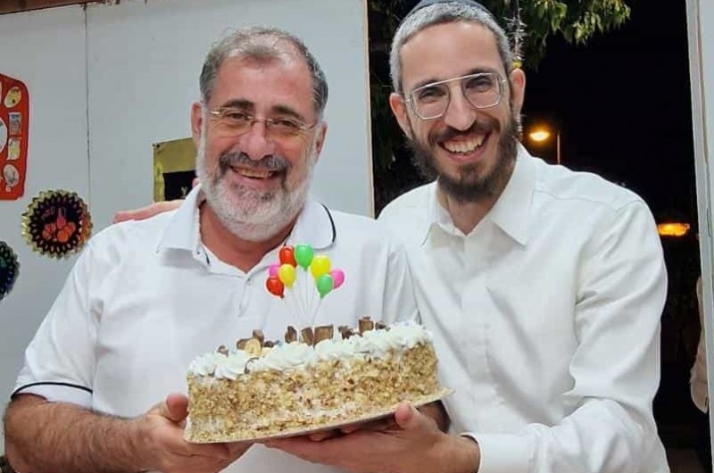 הצלם אריאל רבינסקי הפתיע בעוגה מתוקה את ידידו הזמר ר' שמחה פרידמן לרגל יום הולדתו ה-40 במזל טוב. לאחר מכן הספיק פרידמן לשמח ולהקפיץ את משתתפי שמחת בית השואבה באופקים