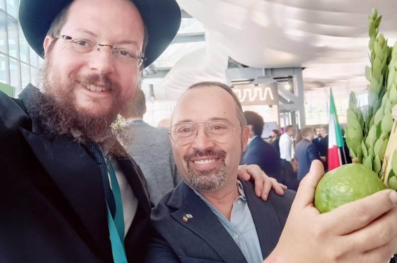 השליח הרב אהרן מיכאל קנרוטו ב'מבצע לולב' עם שגריר ישראל לאיטליה אלון בר, בתערוכת אבטחת סייבר שנערכה בעיר