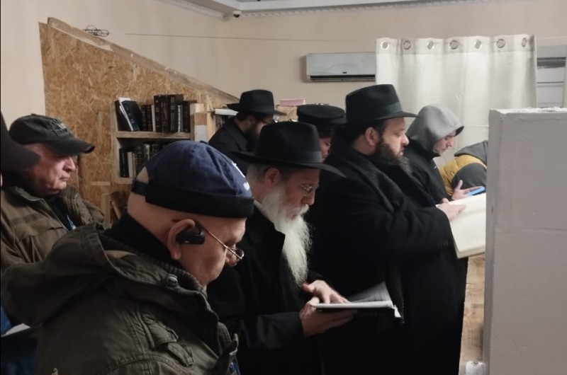 שליח הרבי בברדיטשוב הרב טאלהער, השליח בז'יטומיר הרב שלמה וילהלם, ושליח הרבי בעיר ויניצא הרב שאול הורוביץ בתפילה לישועת ישראל בציון רבי לוי יצחק מברדיטשוב זי