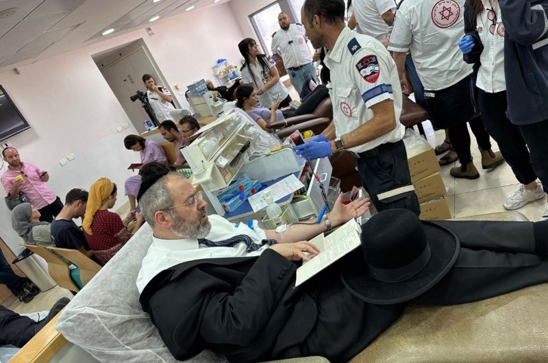 שלא נזדקק: עקב המחסור החמור במנות דם, הרב הראשי לישראל הרב דוד לאו הגיע לתחנת מד