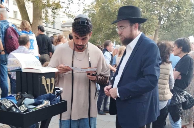 עם ישראל חי: מאות יהודים הניחו תפילין במפגן תמיכה בישראל שנערך בלונדון בירתה של אנגליה, בדוכני התפילין של שלוחי חב