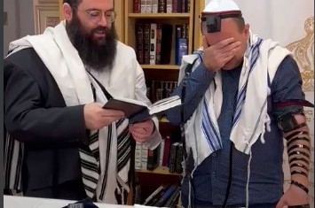 יהודי בן 44 שעלה לתורה לראשונה בחייו בחג שמחת תורה בבית חב