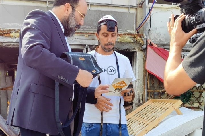 על הריסות הבניין שספג טיל ובכניסה למרכז הרפואי 'ברזילי': הרב משה וילנקין משלוחי חב