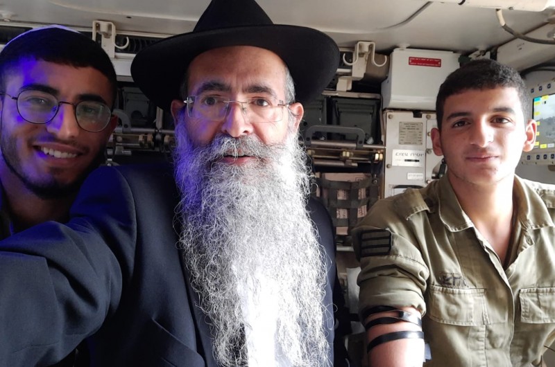 הרב אברהם יפרח שליח הרבי לנתיבות מניח תפילין ומחלק מזון ללא לאות לחיילי צה