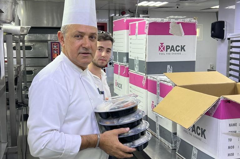 עשרות מנות כשרות למהדרין עושות את דרכם מהמטבח של הקייטרינג הכשר בדובאי שתחת השגחת השליח הרב לוי דוכמן, לעבר שדה התעופה, לטובת האזרחים הישראלים הרבים שנתקעו במקום לאחר שטיסותיהם בוטלו
